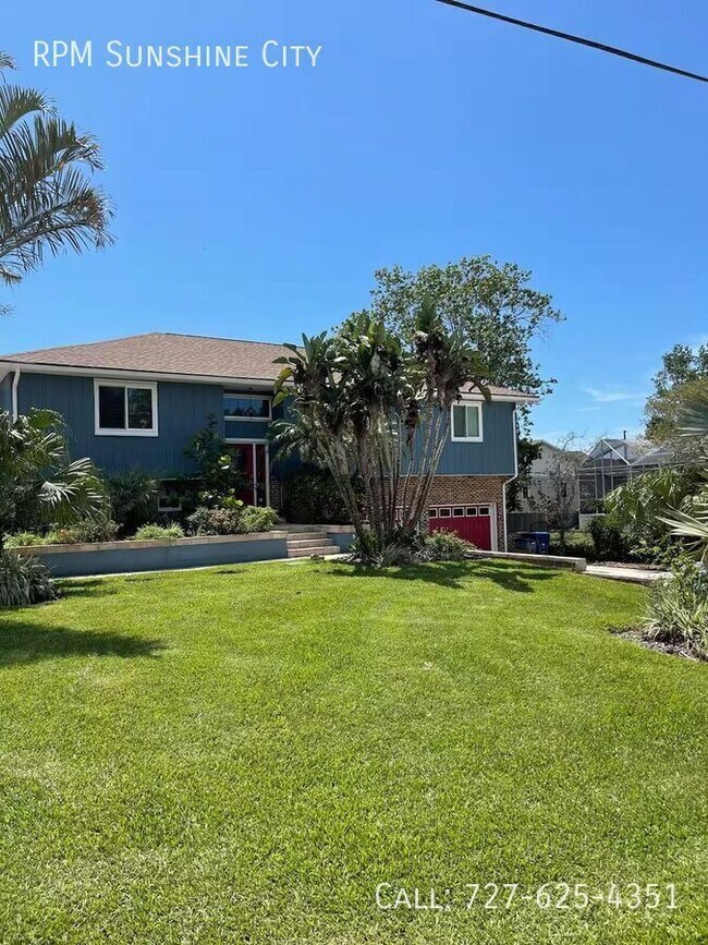 Building Photo - 3033 Pineview Dr
