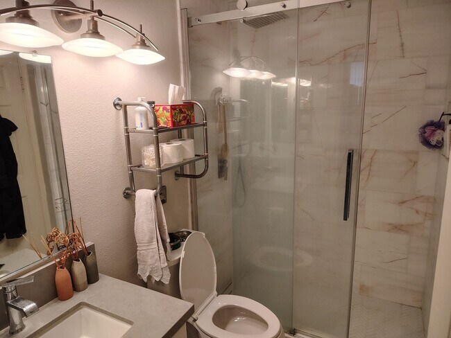 Building Photo - Charming 1BR Condo in Huntington Beach