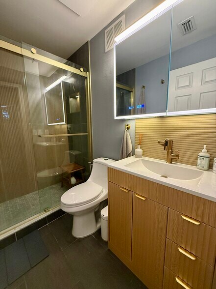 Building Photo - 701 Mirror Lake Dr N
