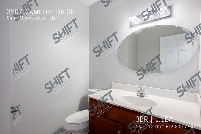 Building Photo - 3907 Camelot Dr SE