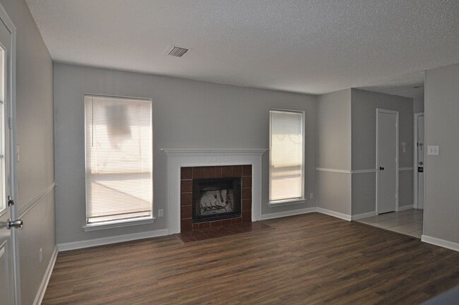 Building Photo - Spacious 4-Bedroom, 2-Bathroom Townhome in Grand Prairie!