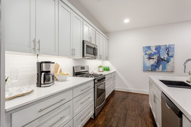 Building Photo - Modern 2 bed, 2.1 Bath townhome, walking distance to Greenville Ave