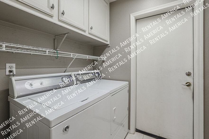 Building Photo - 6325 W Potter Dr