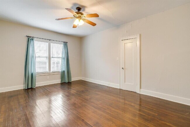 Building Photo - 2 bedroom Duplex in Ryan Place on Large Corner Lot