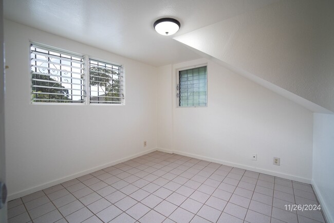 Building Photo - $2,500 /  2 Bed/ 1 Bath Spacious Duplex Ce...