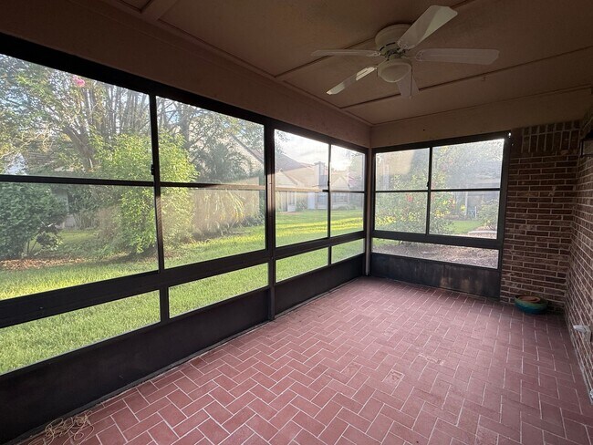 Building Photo - Spacious 2 bedroom, 2 bathroom home
