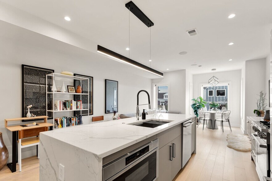 Building Photo - 2478 1/2 Ontario Road Northwest-SI ID1587648P