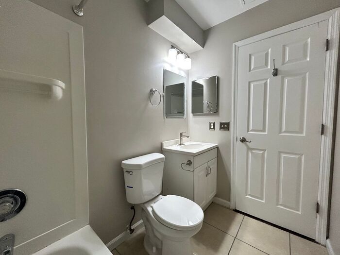 Building Photo - 404 Belmont St