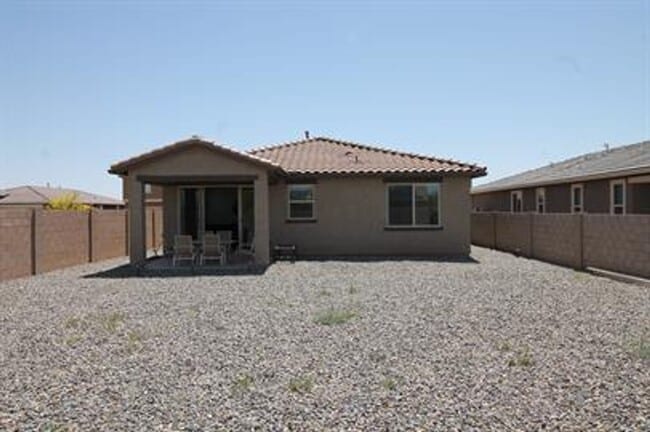 Building Photo - 3 Bedroom/ 2 Bath Red Rock Oasis