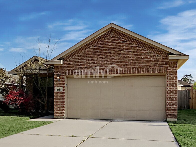 Primary Photo - 2324 Shady Tree Ln