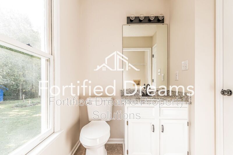 Building Photo - 814 N Greenbriar St