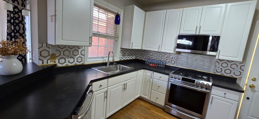 Building Photo - 1622 Commodore Cir