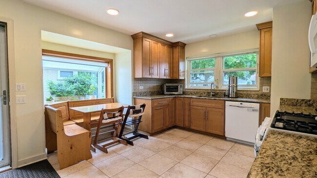 Building Photo - 116 N Waterman Ave