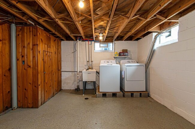 Building Photo - 21825 McCormick St