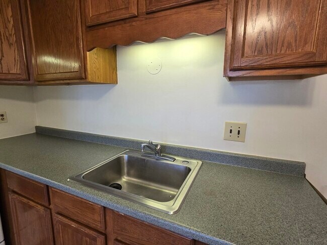 Building Photo - 5 Colonial Village Dr