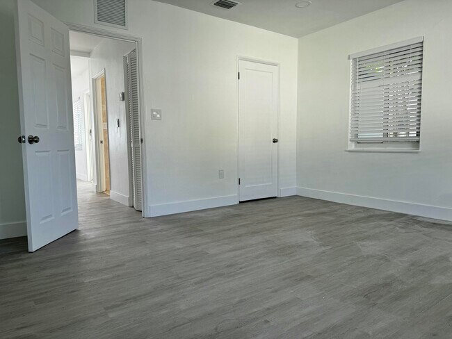 Building Photo - 1833 Madison St