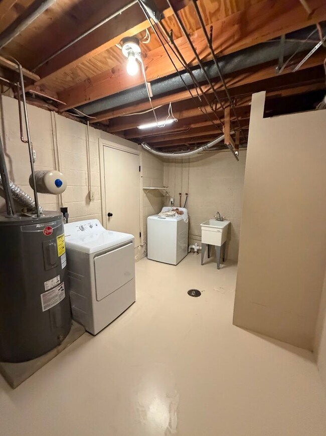 Building Photo - 3 Bedroom Townhouse