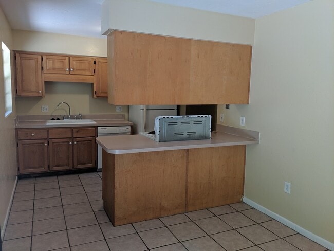 Building Photo - 4-bedroom, 2-bath home on University Ave next to UF