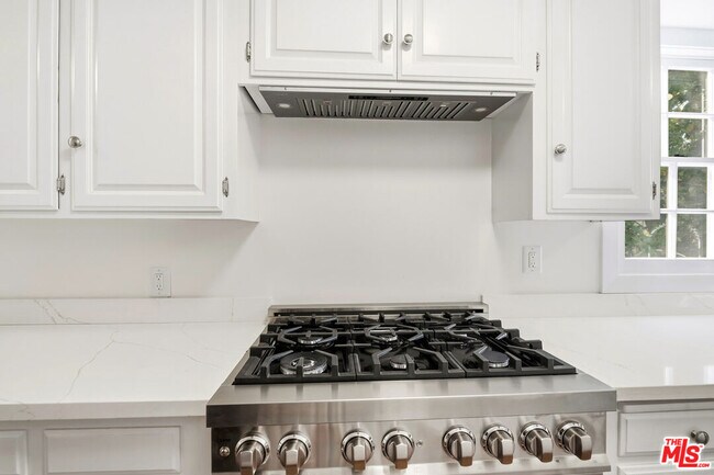 Building Photo - 10309 La Grange Ave