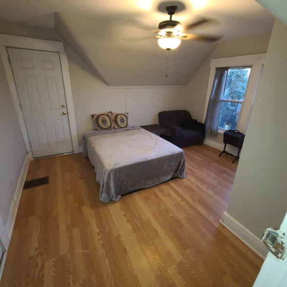 Bedroom - 1623 Chapel St. Apartments