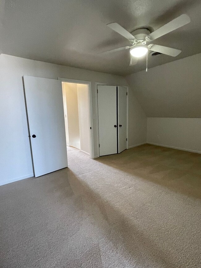 Building Photo - GREAT FAMILY HOME! FULLY FENCED YARD!