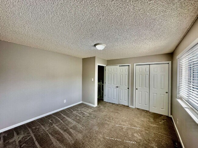 Building Photo - AVAILABLE NOW!! Wonderful 3 bed/2 bath hal...