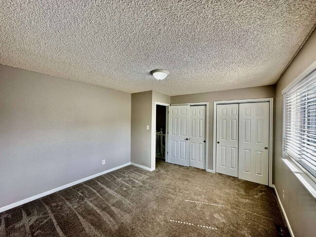 Building Photo - AVAILABLE OCTOBER! Wonderful 3 bed/2 bath ...