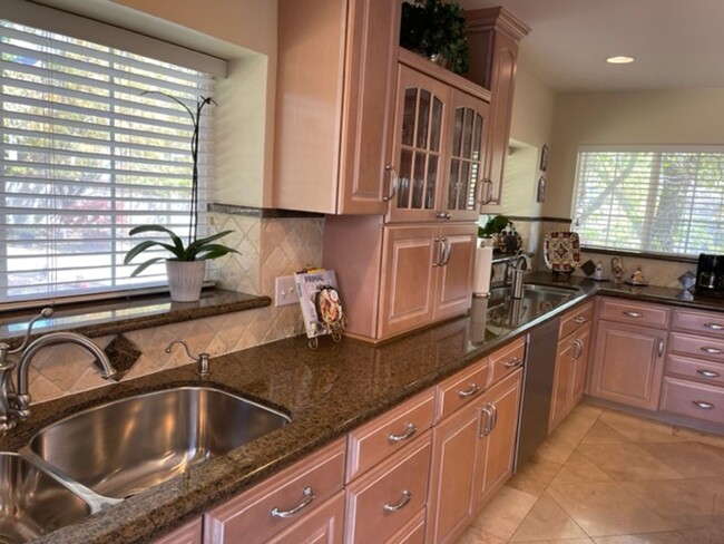 Building Photo - Gorgeous updated single level home in S.Wa...