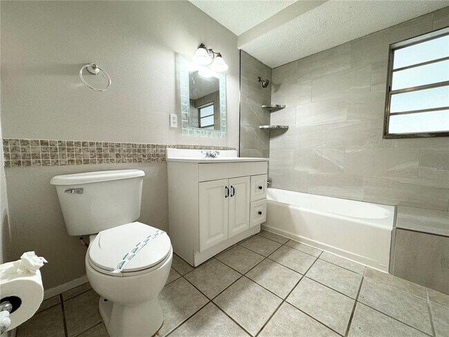 Building Photo - 237 Matisse Cir N