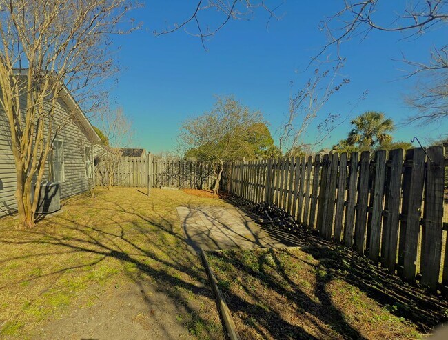 Building Photo - COMING SOON! 3 BR/2bath/Carport/Fenced Yard/ No carpet Odgen location. One level home, Beautiful ...