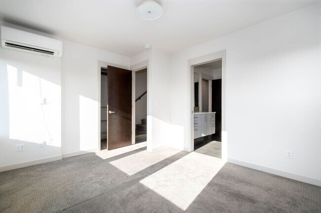 Building Photo - 3bd/1.75ba Seattle Townhome