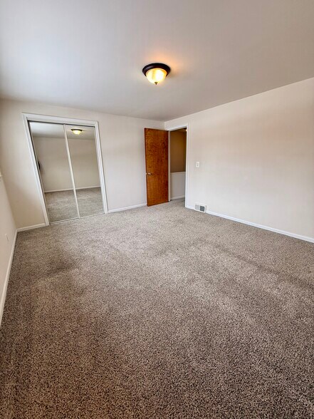 Building Photo - 130 E Farnum Ave