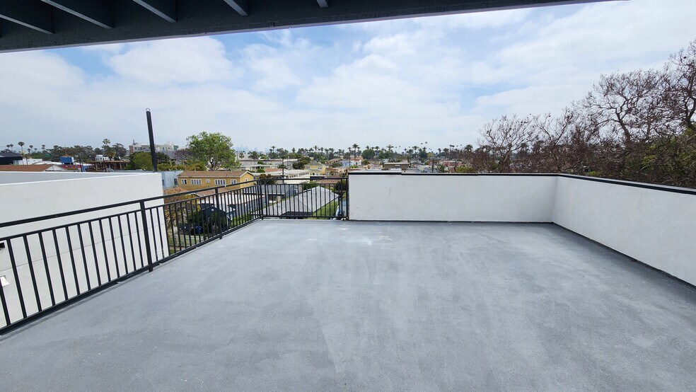Building Photo - 2637 S Cochran Ave