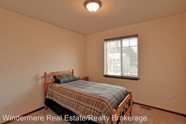 Building Photo - 3 br, 2.5 bath House - 6929 61st Dr NE