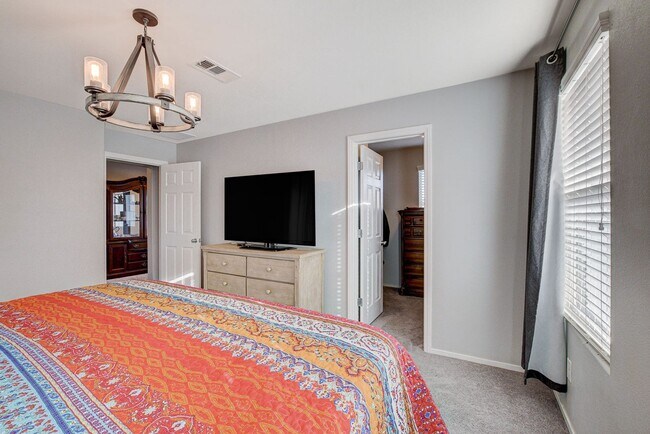 Building Photo - Stunning 3 Bed Home with Loft, Den & Upgraded Kitchen