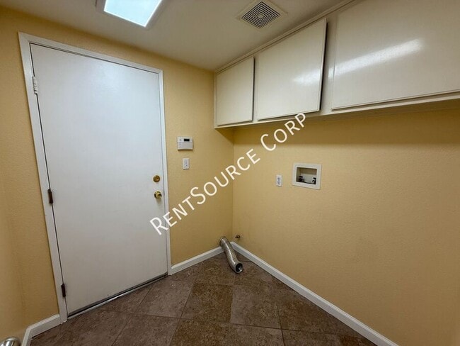 Building Photo - 1602 W Ave H-4