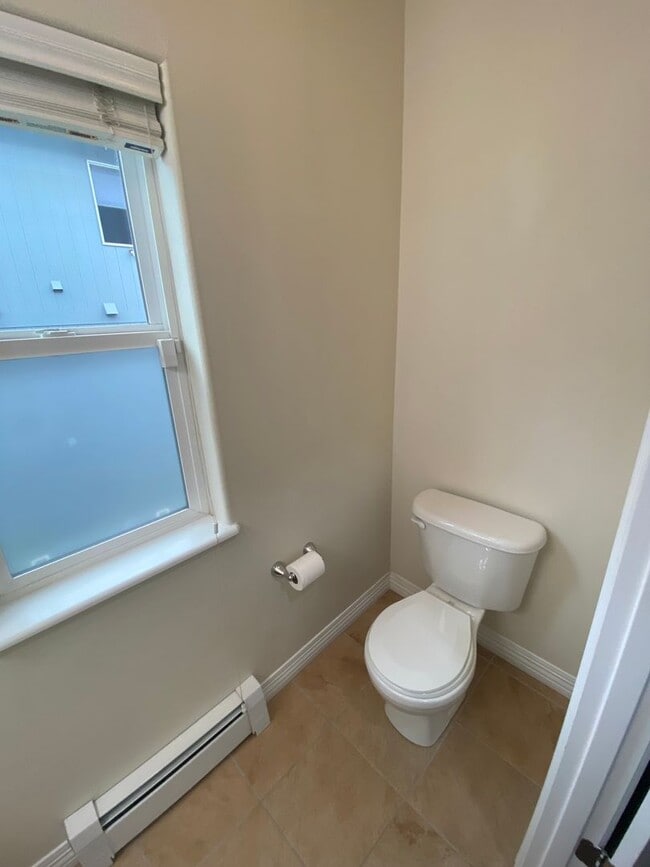 Building Photo - A beautifully maintained (2) bed, (1.5) ba...