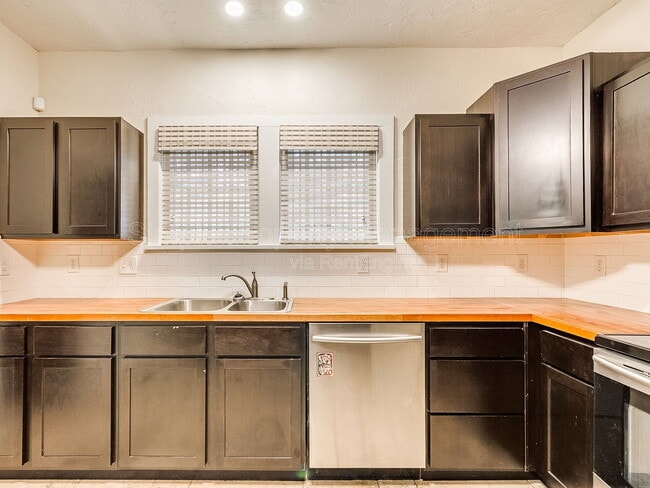 Building Photo - 2005 NW 18th St