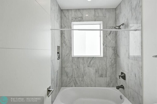 Building Photo - 1713 N Riverside Dr