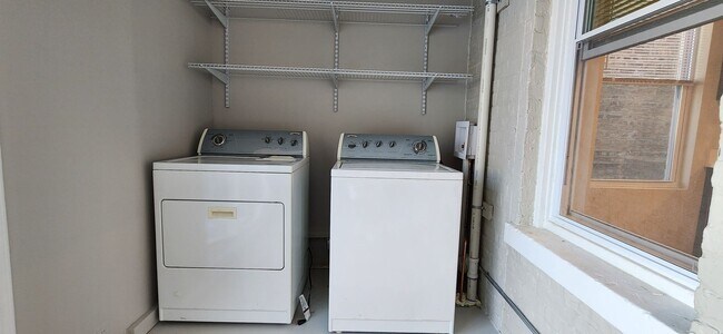 Building Photo - Albany Park rehabbed 2 bedroom close to Metra station.