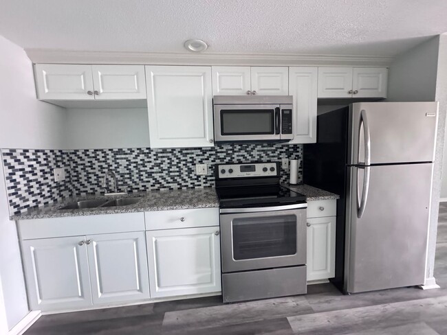 Building Photo - 2 Bedroom 1 Bath Duplex with Washer/Dryer!...