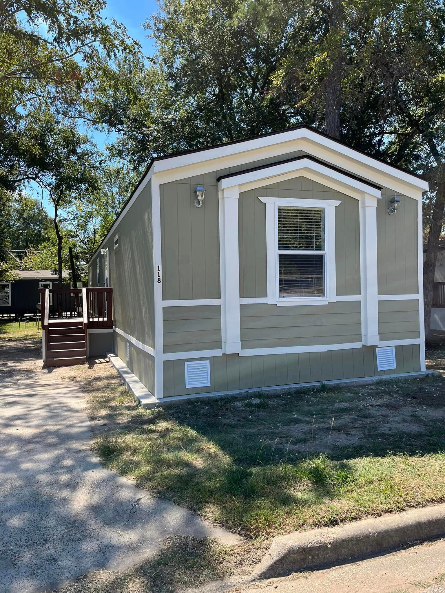 Building Photo - 118 E Semands St