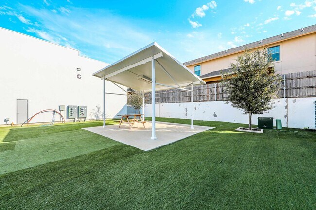 Building Photo - 1011 Emerald Valley Dr