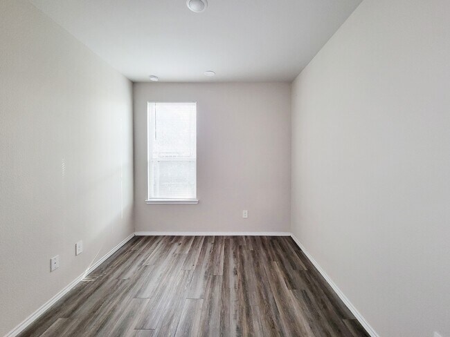 Building Photo - 11720 White Cedar St