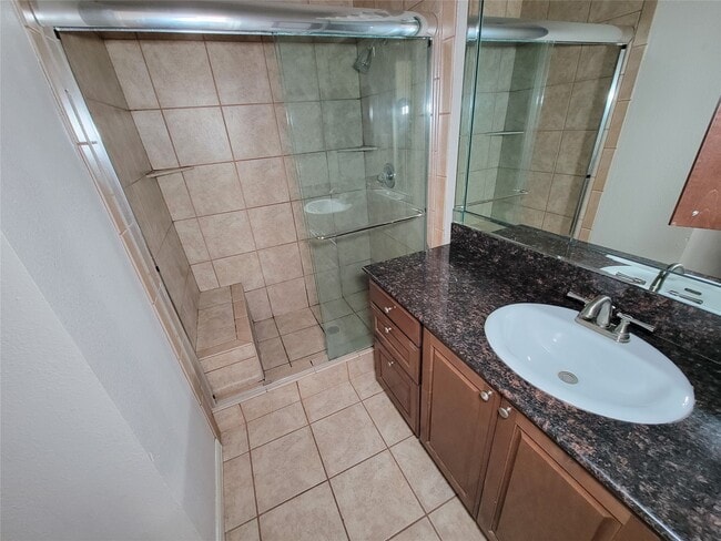 Building Photo - 2255 Braeswood Park Dr