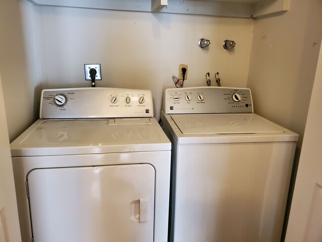 Building Photo - FANTASTIC 2 BEDROOM TOWNHOUSE IN THORNTON,...