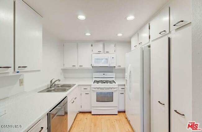 Building Photo - Welcome to this charming 1 bedroom+1 bathroom