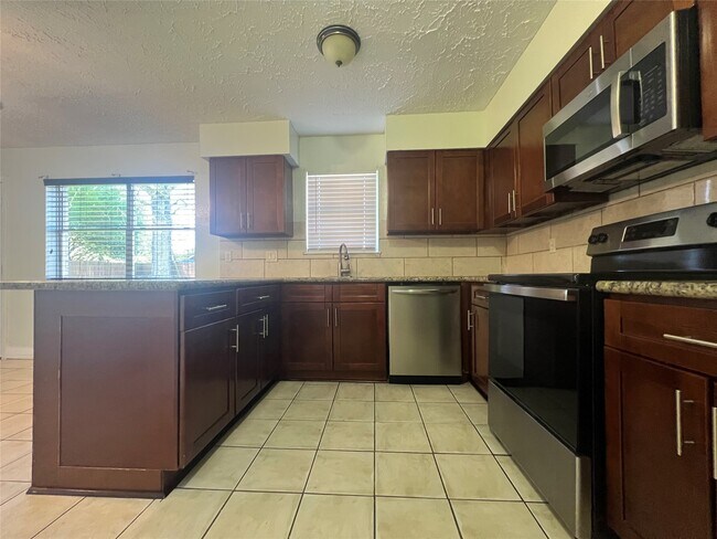 Building Photo - 2406 Ridge Hollow Dr
