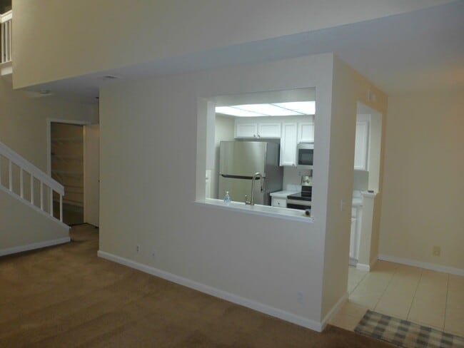 Building Photo - Townhouse 2 bedrooms, 2 1/2 baths, 2 car g...