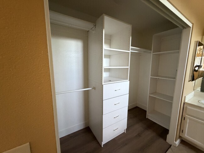 Building Photo - 556 Moray Way